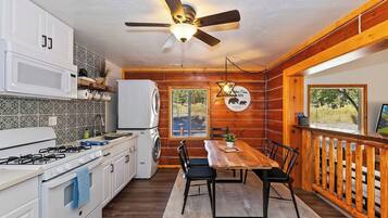 Family Cabin, 2 Bedrooms, Non Smoking, Mountain View | In-room dining