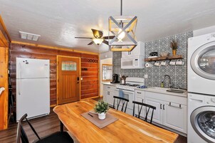 Cafetera expreso, cafetera/tetera, mesa de comedor