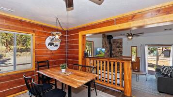 Cabane Familiale, 2 chambres, non-fumeurs, vue montagne | Restauration dans la chambre