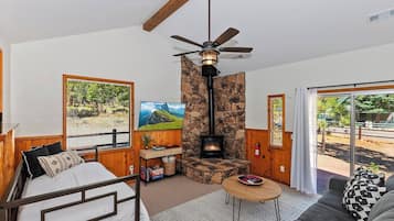 Family Cabin, 2 Bedrooms, Non Smoking, Mountain View | Ruang tamu | 50 inci sebuah televisyen pintar dengan digital, pendiangan