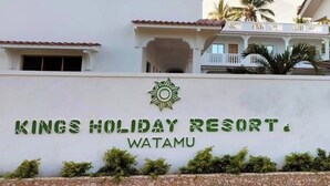A building with a sign reading "Kings Holiday Resort Watamu". - Kings Holiday resort watamu (Watamu)