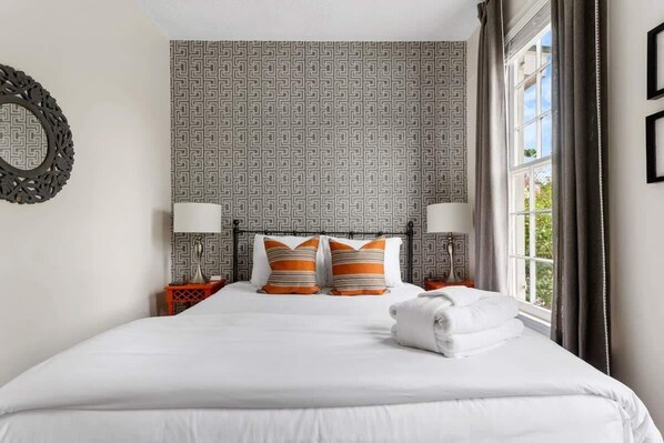 4 bedrooms, iron/ironing board, WiFi, bed sheets - Wilhelmenia Suites • 4BR Near King • Sleeps 12 (Charleston)