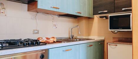 Een koelkast, een microgolfoven, een oven, een kookplaat