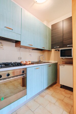 Fridge, microwave, oven, coffee/tea maker