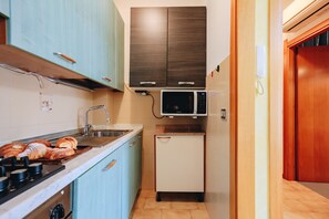 Réfrigérateur, micro-ondes, four, cafetière/bouilloire