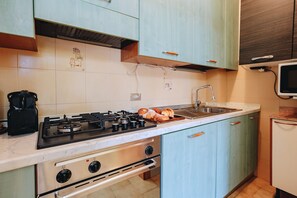 Een koelkast, een magnetron, een oven, een kookplaat