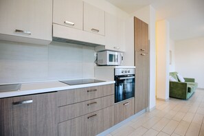 Een koelkast, een microgolfoven, een oven