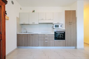 Kühlschrank, Mikrowelle, Ofen, Wasserkocher mit Kaffee-/Teezubehör