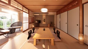 Une pièce de style japonais traditionnel, avec un sol recouvert de tatamis, une table à manger en bois, des chaises noires et un téléviseur en arrière-plan.
