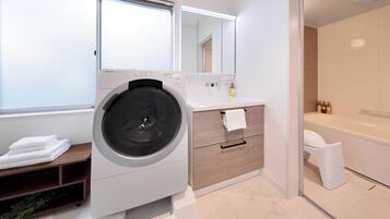 Family Studio Suite | Bathroom