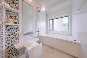 Familiekamer | Badkamer | Een haardroger, handdoeken, toiletpapier