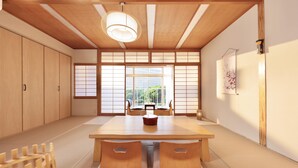 Une pièce de style japonais traditionnel, avec un sol recouvert de tatamis, une basse table en bois et des portes coulissantes.