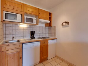 Kylskåp, mikrovågsugn, ugn och diskmaskin