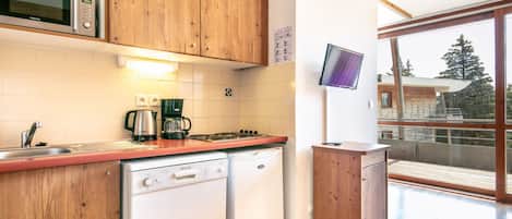 Fridge, microwave, dishwasher, cookware/dishes/utensils