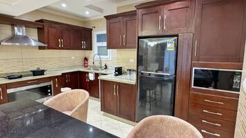 Basic Apartment | Private kitchen | Fridge, microwave, oven, stovetop