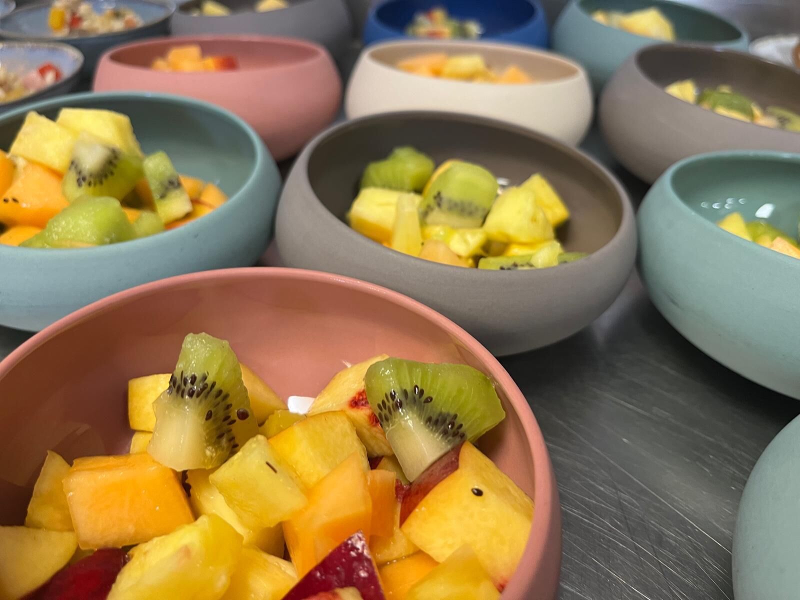 Ensaladas de frutas en varios colores.