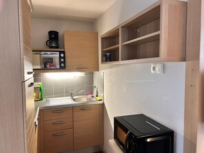 ثلاجة، ميكروويف، فرن، غسالة أطباق