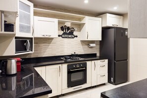 Basic Apartment | Private kitchen | Fridge, microwave, oven, stovetop - Flattering 2bdr - 5 min to Airport (Cairo)