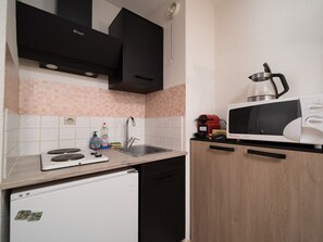 Kühlschrank, Mikrowelle, Kochgeschirr/Geschirr/Besteck