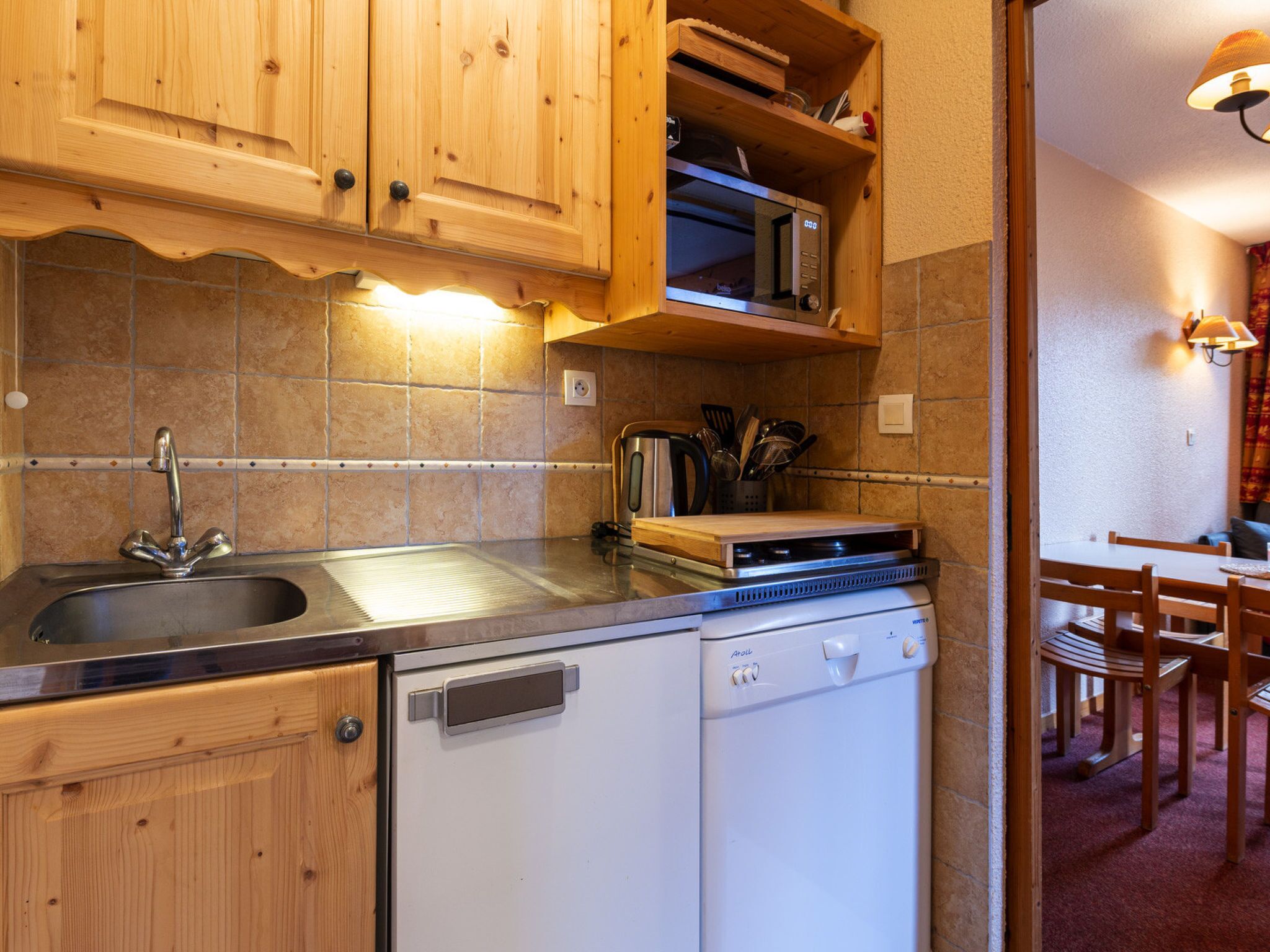 Fridge, microwave, dishwasher, cookware/dishes/utensils