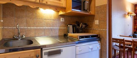 Fridge, microwave, dishwasher, cookware/dishes/utensils