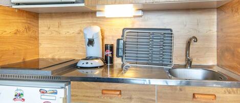 Kühlschrank, Mikrowelle, Ofen, Kochgeschirr/Geschirr/Besteck