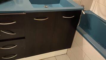 Secadora de cabello, toallas, jabón, papel de baño