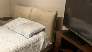 1 habitación, tabla de planchar con plancha y ropa de cama