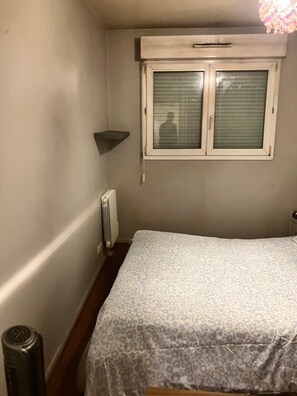 1 chambre, fer et planche à repasser, draps fournis