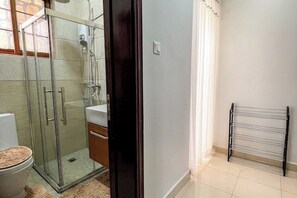 Chuveiro, secador de cabelo, toalhas de banho, sabonete