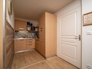 Kylskåp, mikrovågsugn, ugn och grytor/köksredskap