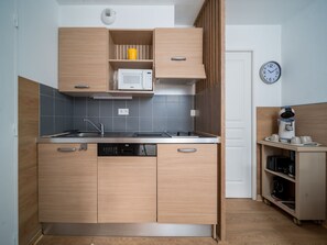 Kühlschrank, Mikrowelle, Geschirrspüler, Kochgeschirr/Geschirr/Besteck
