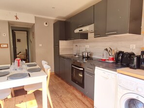 Frigorífico, microondas, horno y lavavajillas