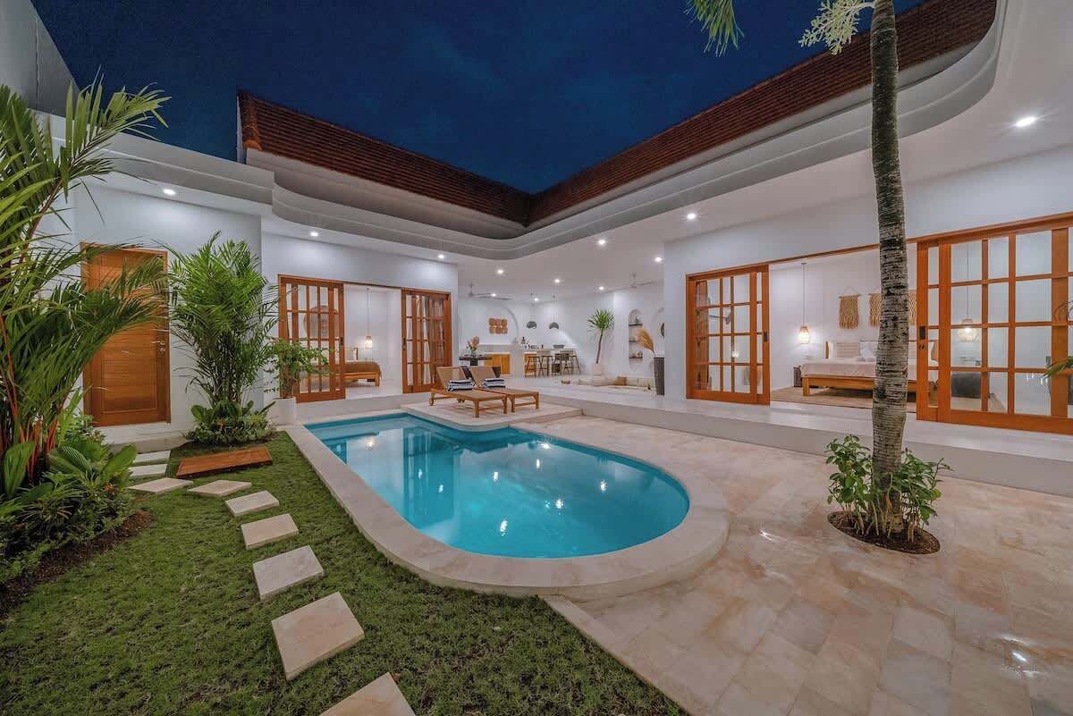 Una casa moderna con piscina, area relax esterna e un giardino curato.