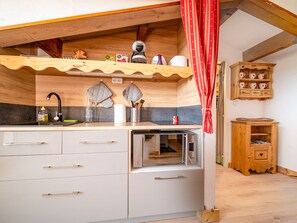 Kylskåp, mikrovågsugn och grytor/köksredskap