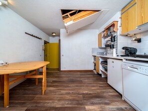 Kylskåp, mikrovågsugn, diskmaskin och grytor/köksredskap
