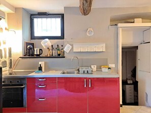 Standard Apartment | Private kitchen | Stovetop, espresso maker, coffee/tea maker, electric kettle - L'angolo di Camogli (Camogli)
