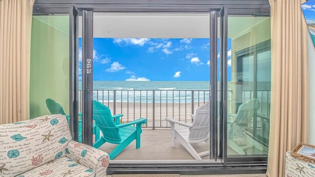Un balcón con vista a la playa y al océano.