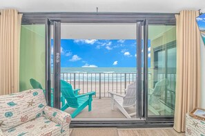 Un balcone con vista sulla spiaggia e sull'oceano.