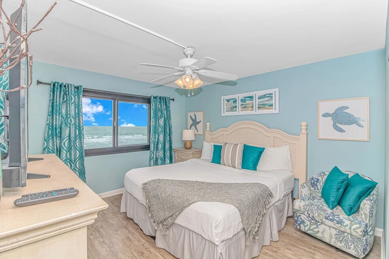 2 makuuhuonetta, työpöytä, silitysrauta/-lauta, ilmainen Wi-Fi