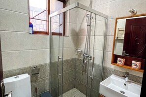 Shower, hair dryer, towels, soap - Sherehe Apartments, Unit 1 (Kigali)