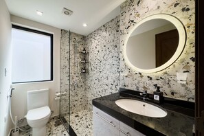 Apartamento básico | Baño | Secador de pelo, toallas, jabón y champú