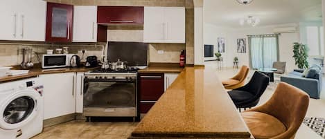 Basic-Apartment (Distinct & Decent) | Eigene Küche | Kühlschrank, Mikrowelle, Ofen, Herdplatte