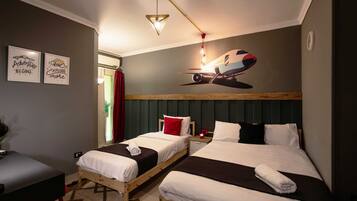 Apartemen Basic (Terminal 1) | 4 kamar tidur, meja kerja, dan ruang kerja ramah laptop