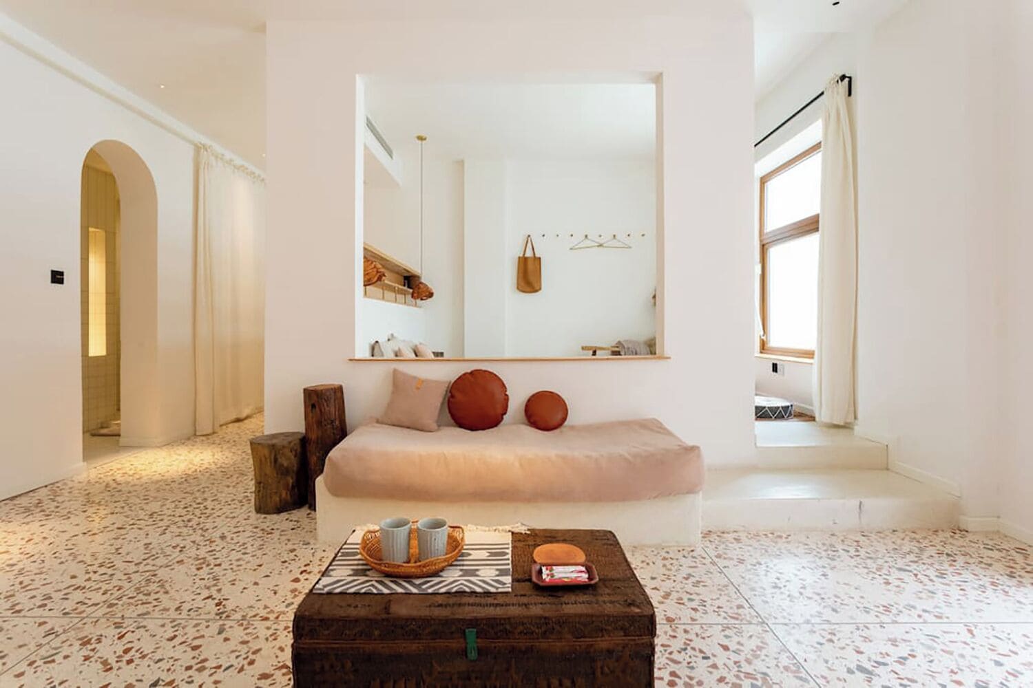 Design Double Room, 1 Queen Bed, Courtyard View | Individually decorated, individually furnished, iron/ironing board