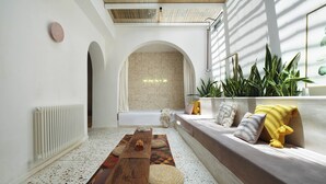 A modern interior with a wooden bench, a sofa, and a bathtub. - Yixi Designer's Boutique Hotel Xi'an (Xi'an)
