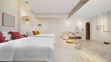 Habitación cuádruple de diseñador | Decoración personalizada y muebles diferentes