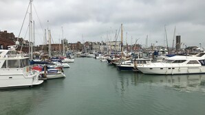 A marina with multiple boats docked in calm waters. - The Old Dairy with Parking - Dog Friendly (Ramsgate)