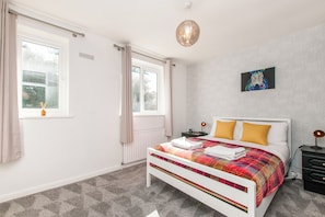 2 bedrooms, iron/ironing board, travel cot, free WiFi - The Old Dairy with Parking - Dog Friendly (Ramsgate)