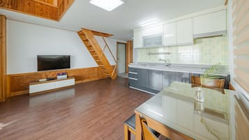 Basic Room, 1 Bedroom (Room 204(Ocean View /BBQ /Terras))
